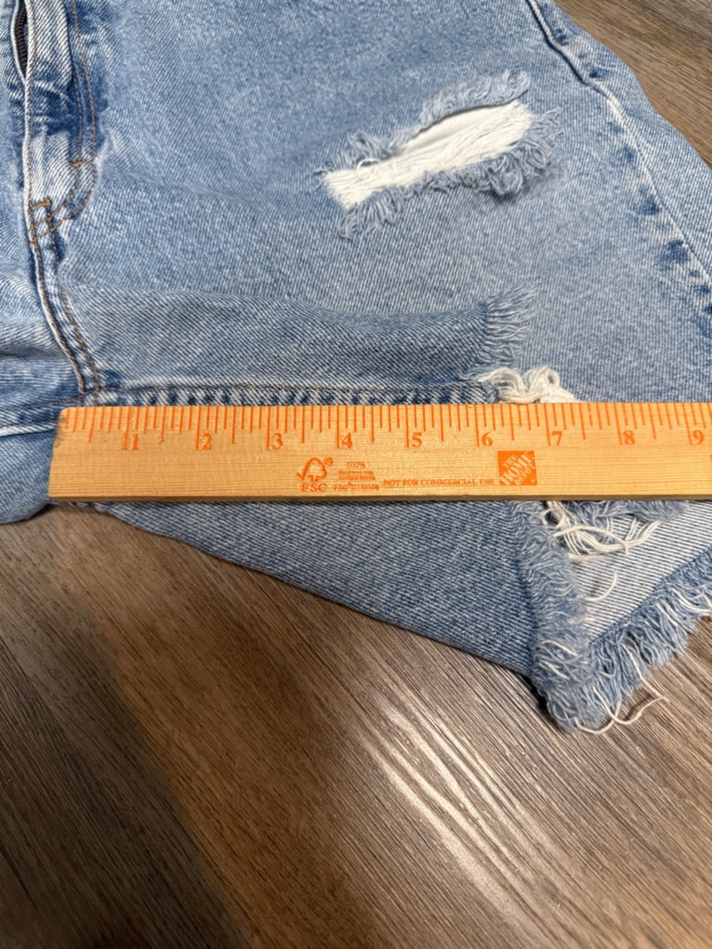 Levi’s Women’s Light Blue Distressed Denim Cutoff Jean Shorts 10R - Picture 2 of 7